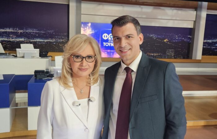 Ο δικηγόρος και εγκληματολόγος Μάνος Τεχνίτης με την Αγγελική Νικολούλη στο στούντιο της εκπομπής Φως στο Τούνελ