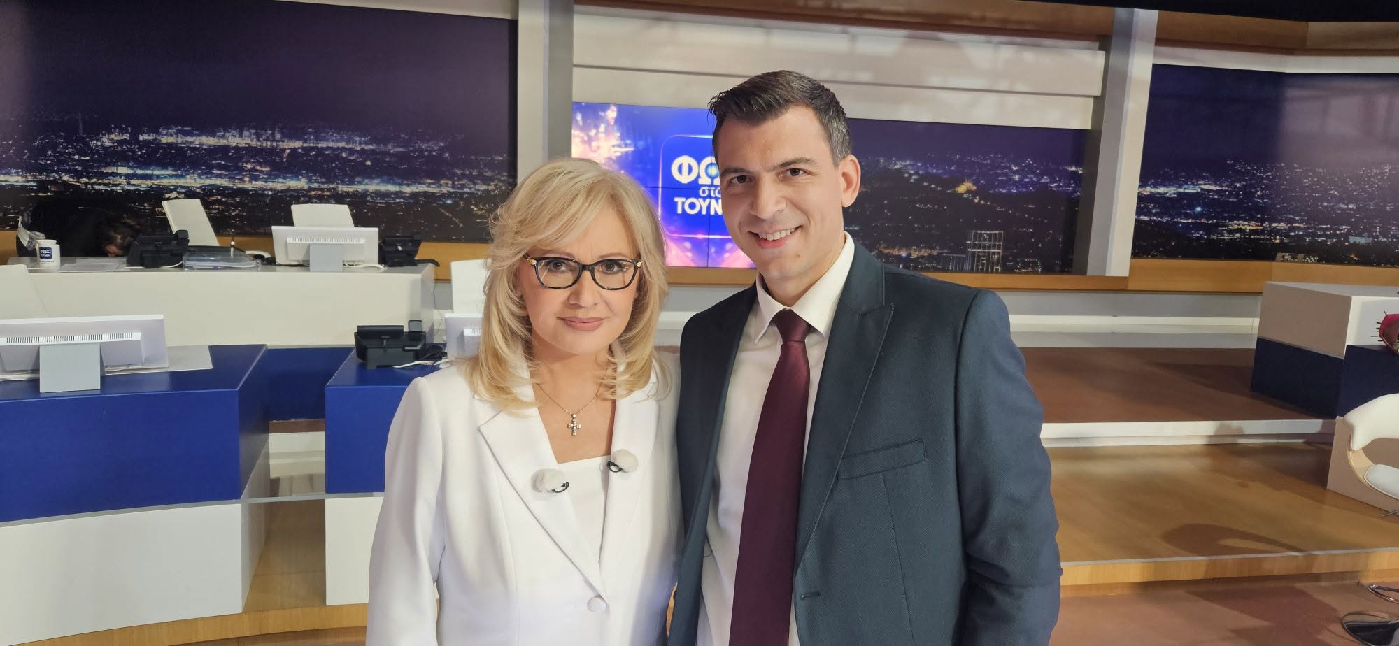 Ο δικηγόρος και εγκληματολόγος Μάνος Τεχνίτης με την Αγγελική Νικολούλη στο στούντιο της εκπομπής Φως στο Τούνελ